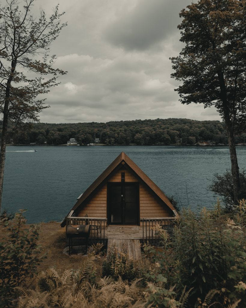 Cabane au bord d'un lac