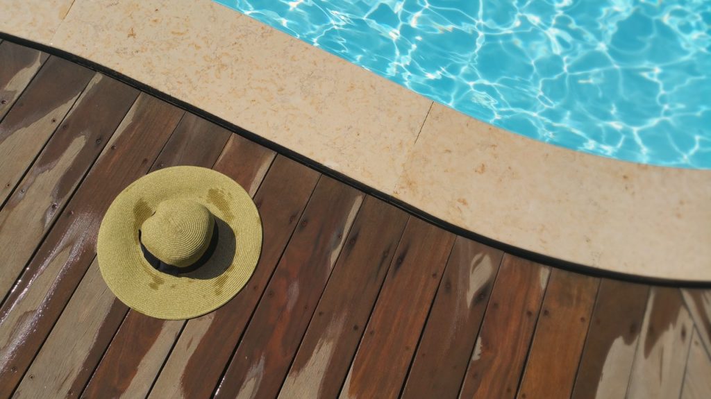 tour de piscine en bois