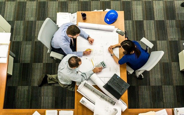 3 personnes autour d'un bureau