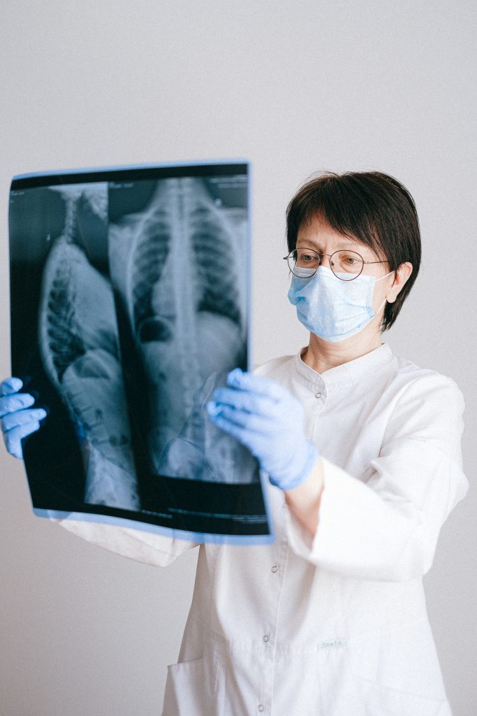 docteur regardant une radiographie